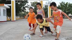 ทางอำเภอเกาะ Truong Sa ไปเยือนและแจกของขวัญให้แก่เด็กในโอกาสวันเด็กสากลที่ 1 มิถุนายน